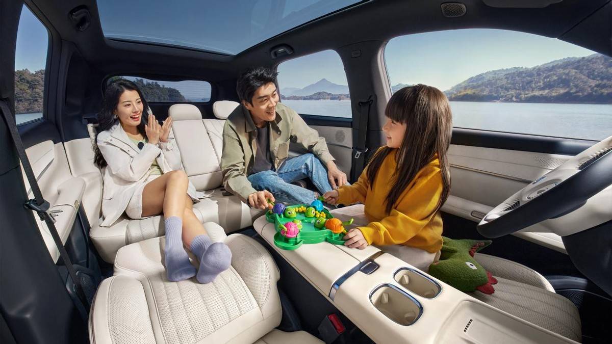 长安启源携明星车型闪耀2025成都车展 花游冠军获现场交车