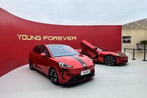 全新MG4成都车展实拍：全球首搭半固态电池！还买什么飞度？