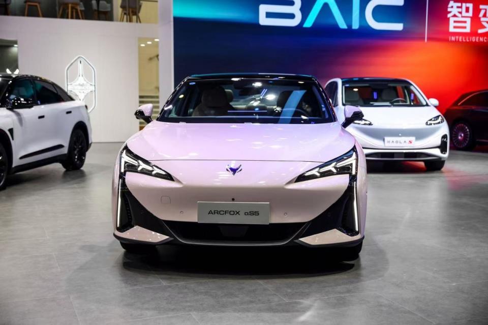 成都车展潮改吸睛！极狐新阿尔法 S5给出纯电轿跑的“全能答案”