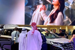 腾势D9新款亮相成都车展，科技豪华再升级！  2025成都车展上，集科技豪华一体的腾势D9新增至尊版、尊航版共4款车型，官方指导价30.98万元起。  其中，至尊版“紫气凌云”双色车身十分吸睛，紫檀色打底显云霞朦胧质感，金色饰条勾朝阳灵动之态，尽显尊贵。其采用迈巴赫同级喷涂工艺，经5次精细喷涂、2次高温烘烤，车身每一处都透着经得起细品的奢华。  作为MPV市场“三冠王”，腾势D9连续两年蝉联销量、保值率、用户满意度榜首，以30万台量产成为全球唯一达此规模的新能源MPV。  今年上半年，它登顶印尼、泰、马等