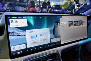 谁还看其他车啊！银河M9一摆，观众全扎这堆儿
