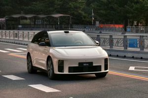 理想i6无伪装实车曝光，尾挂自行车架+800V快充，预计9月上市