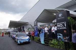 马来西亚总理安瓦尔为宝腾全新电动汽车工厂揭幕