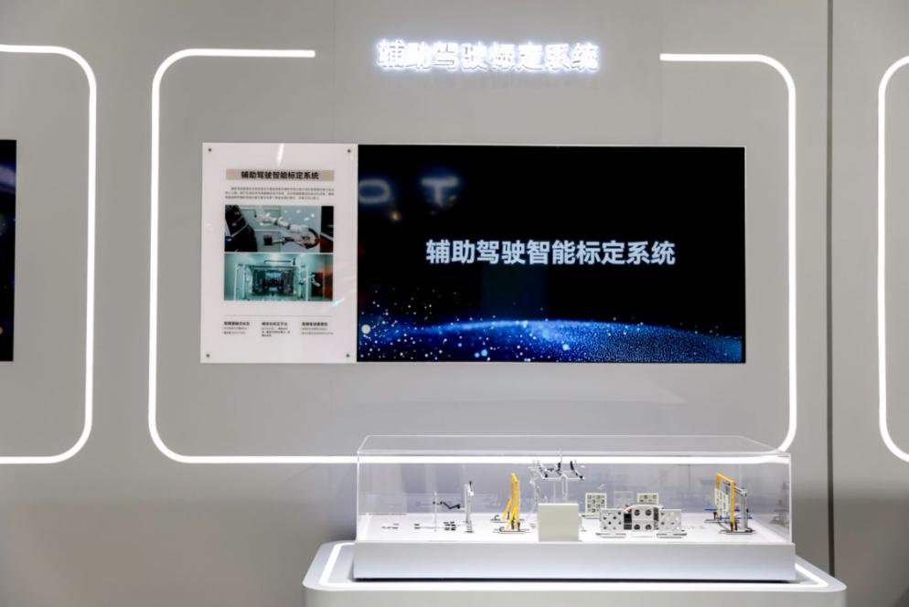 以智慧科技赋能出行，问界新M5 Ultra亮相2025智博会