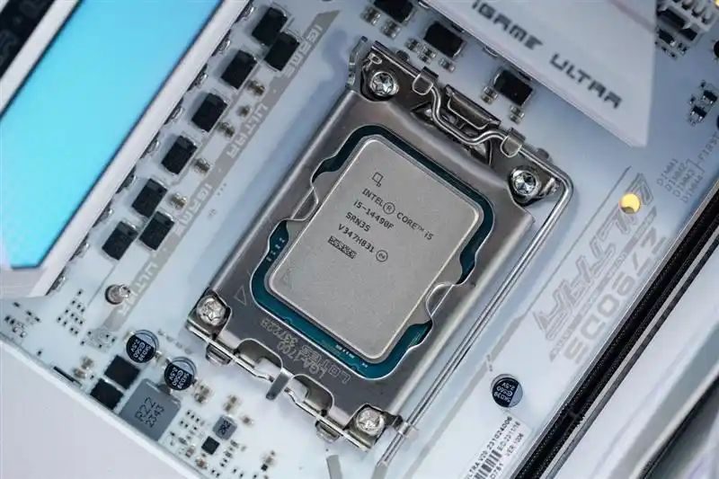 千元级入门神U大比拼：i5-14490F与9500F谁更胜一筹？