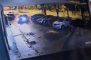 奔驰车夜间被开走、肇事之后又被归还，车主寻求媒体帮助进行索赔