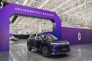 问界M8纯电版开启全国交付，赛力斯张兴海为首批用户交车