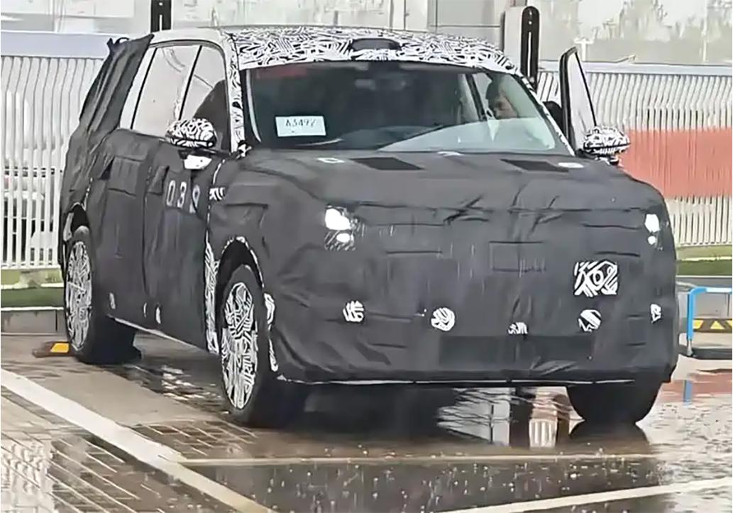 小米“昆仑”增程SUV与小米YU7同框谍照曝光，或为大型SUV