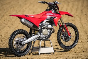 杜卡迪Desmo450 MX：原厂赛车套件一步到位