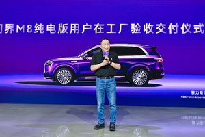 用户认可才提车！赛力斯张兴海为首批用户交车，问界M8纯电版开启全国交付