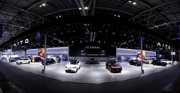 智慧重塑豪华 问界全系登陆2025重庆智博会