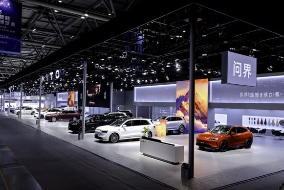 智慧重塑豪华 问界全系登陆2025重庆智博会