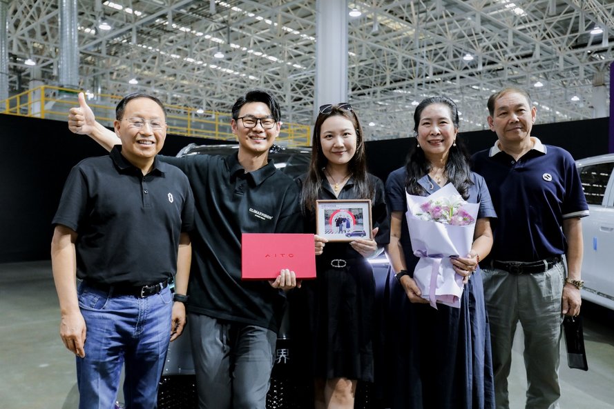问界M8纯电版开启全国交付，赛力斯张兴海为首批用户交车