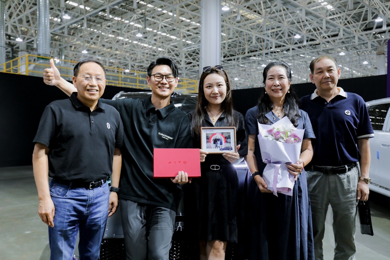 张兴海亲自交付！问界M8纯电版首批用户在重庆工厂完成“认可提车”