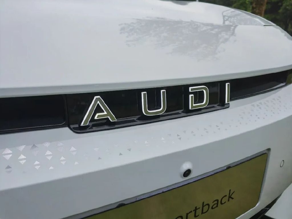 奥迪E5 Sportback邂逅青城山，一场科技与自然的对话