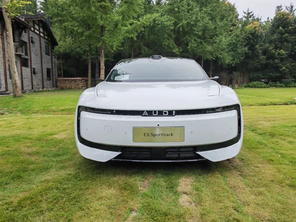 奥迪E5 Sportback邂逅青城山，一场科技与自然的对话
