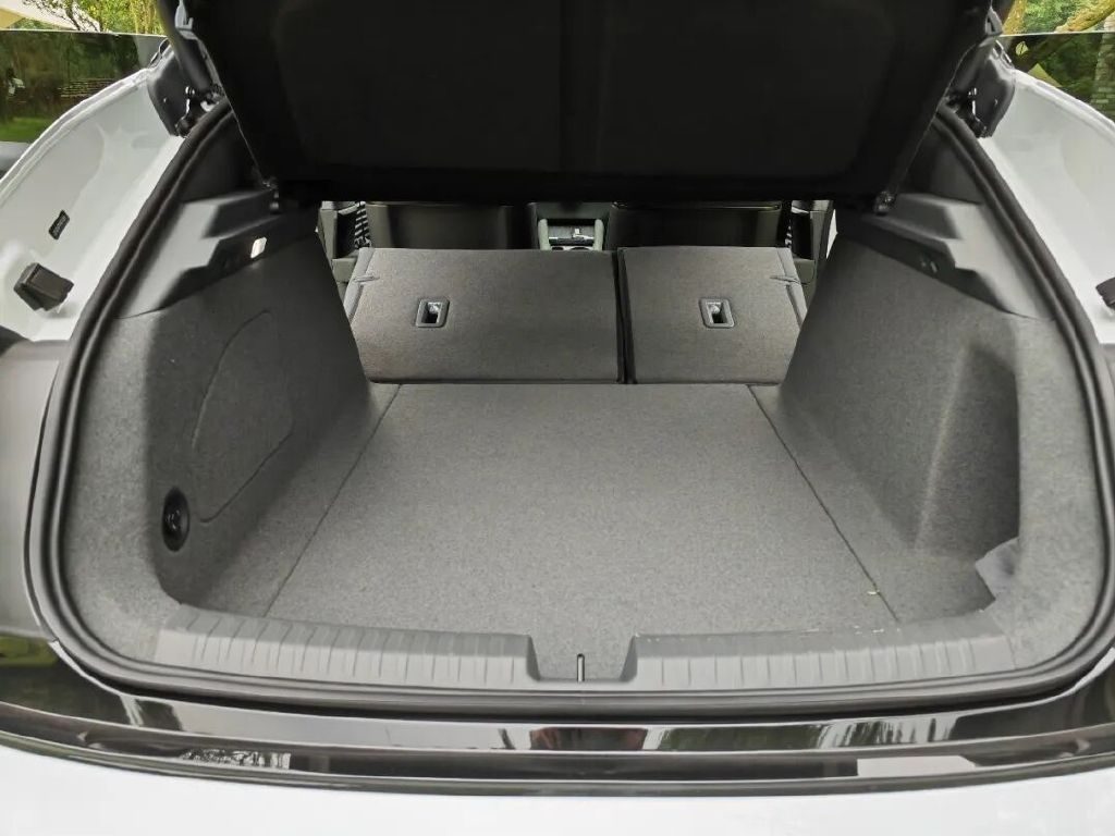 奥迪E5 Sportback邂逅青城山，一场科技与自然的对话