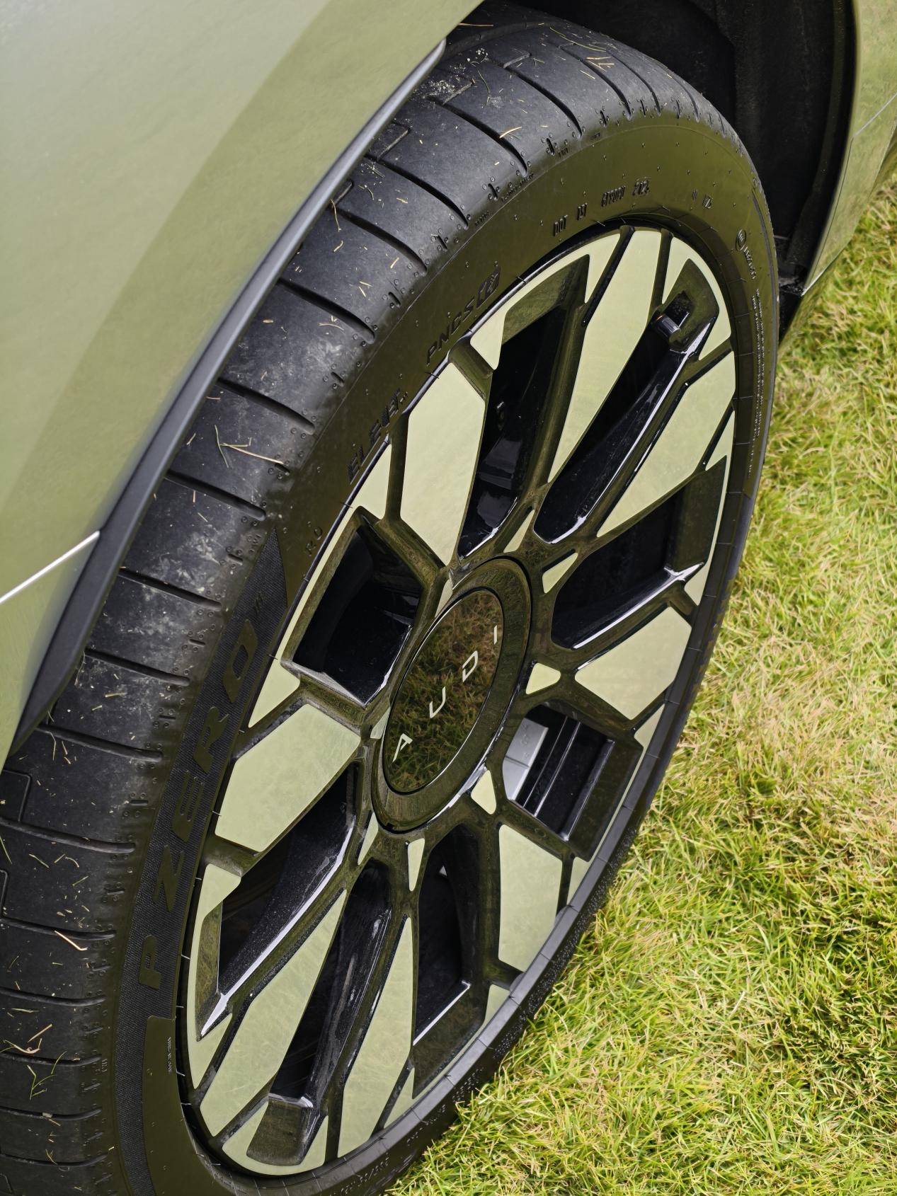 试驾奥迪E5 Sportback：带上quattro的智能电动车，就是操控天花板