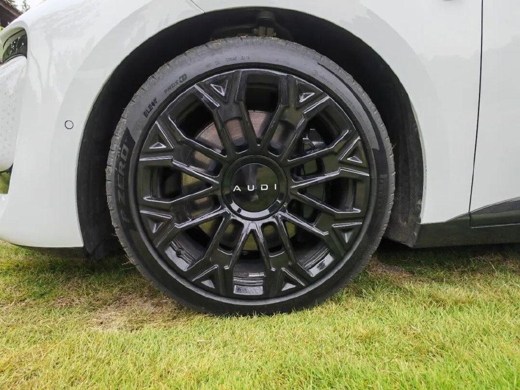 奥迪E5 Sportback邂逅青城山，一场科技与自然的对话