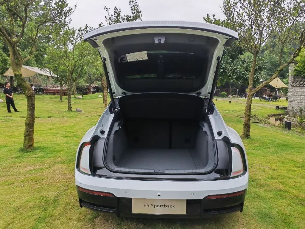 奥迪E5 Sportback邂逅青城山，一场科技与自然的对话