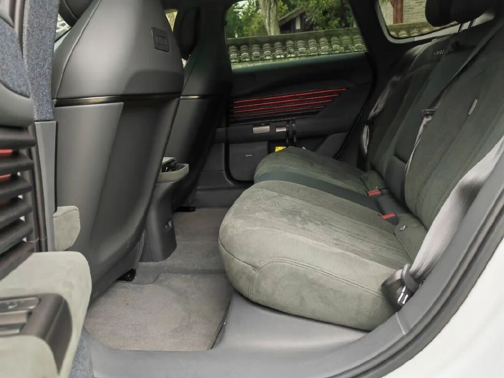 奥迪E5 Sportback邂逅青城山，一场科技与自然的对话
