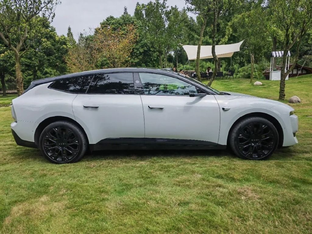 奥迪E5 Sportback邂逅青城山，一场科技与自然的对话