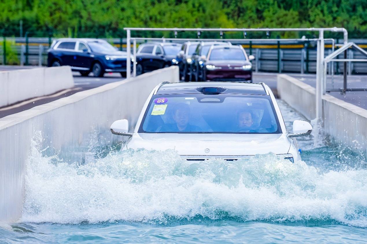 问界M8纯电版开启全国交付，赛力斯张兴海为首批用户交车