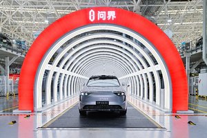 用户成品质“主考官”，问界M8纯电版在超级工厂完成交付