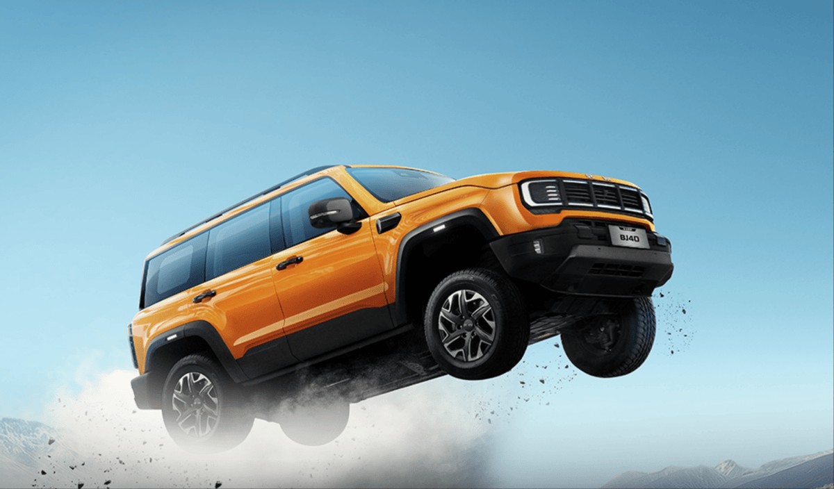 BJ40燃油成功拖拽普拉多，中国汽车工业实力强势崛起！