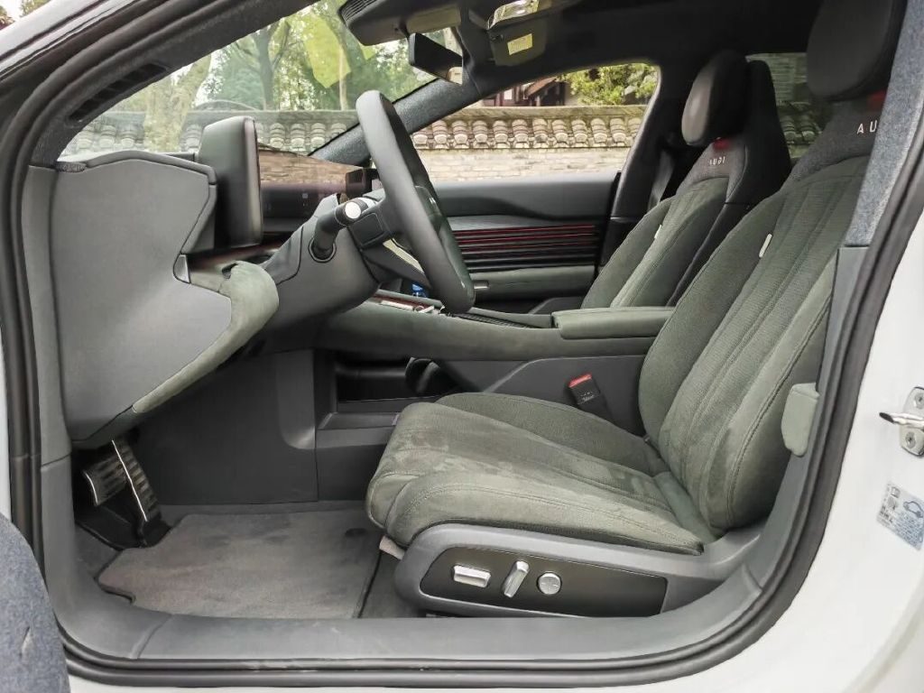奥迪E5 Sportback邂逅青城山，一场科技与自然的对话