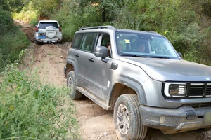 BJ40燃油成功拖拽普拉多，中国汽车工业实力强势崛起！