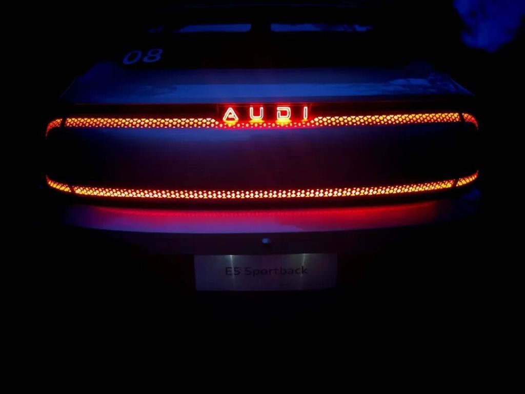 奥迪E5 Sportback邂逅青城山，一场科技与自然的对话