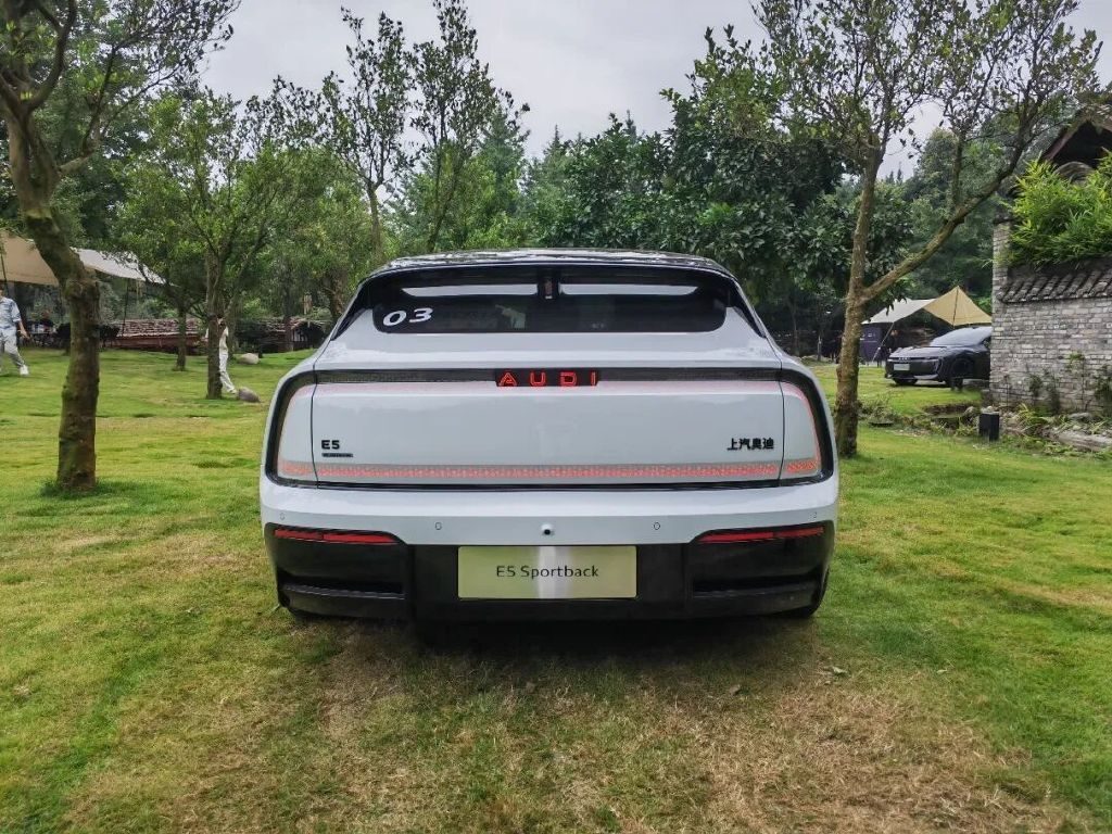 奥迪E5 Sportback邂逅青城山，一场科技与自然的对话