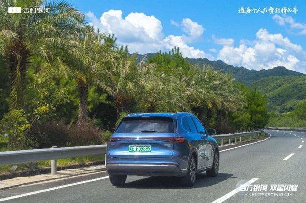 吉利星舰7 实测油耗3.1L 续航超1400km